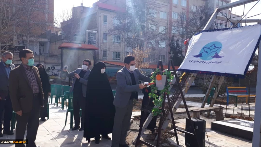 نواختن زنگ انقلاب اسلامی، در کنار شهید گمنام دانشگاه فنی و حرفه ای استان البرز واحد دختران کرج